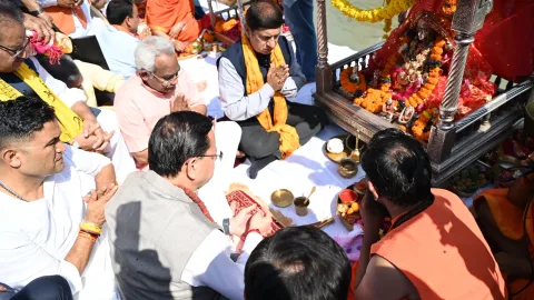 हरिद्वार में पीएम मोदी के 25 वर्ष: सीएम धामी ने हरकी पैड़ी पर किया गंगा पूजन