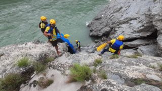 देवप्रयाग में सड़क हादसा: गहरी खाई में गिरी कार, 2 की मौत और 3 घायल