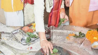 दुर्गाष्टमी पर टपकेश्वर महादेव पहुंचीं मंत्री रेखा आर्या, की विशेष पूजा-अर्चना