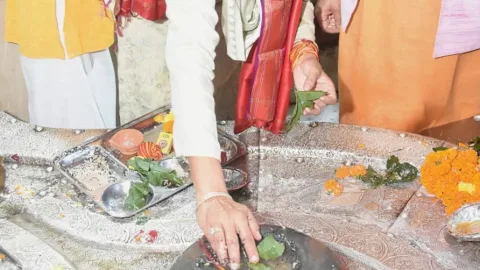 दुर्गाष्टमी पर टपकेश्वर महादेव पहुंचीं मंत्री रेखा आर्या, की विशेष पूजा-अर्चना