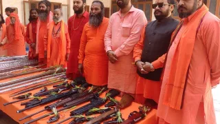 हरिद्वार: महानिर्वाणी अखाड़े में विजयादशमी पर हुआ शस्त्र पूजन, सूर्य-भैरव भालों की पूजा