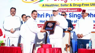 नशामुक्त उत्तराखण्ड वॉकथॉन: सीएम धामी ने दिखाई हरी झंडी, युवाओं से की अपील