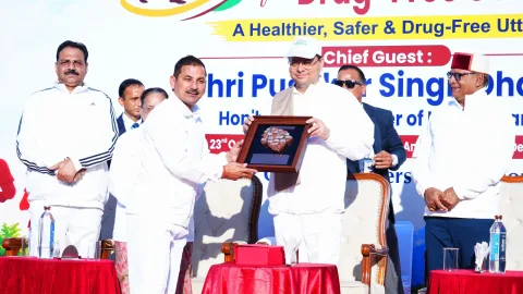 नशामुक्त उत्तराखण्ड वॉकथॉन: सीएम धामी ने दिखाई हरी झंडी, युवाओं से की अपील