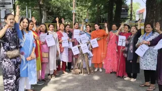 हल्द्वानी में कांग्रेस के खिलाफ प्रदर्शन: महिला मोर्चा ने फूंका पुतला