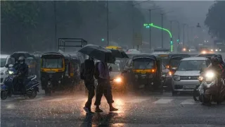 उत्तराखंड में मौसम का अलर्ट: 5 जिलों में ऑरेंज अलर्ट जारी, CM धामी ने दी चेतावनी