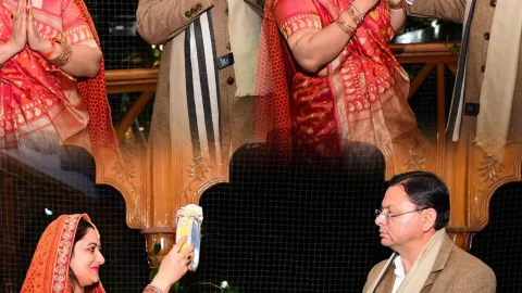 सीएम पुष्कर सिंह धामी ने पत्नी गीता धामी संग मनाया करवाचौथ का पर्व