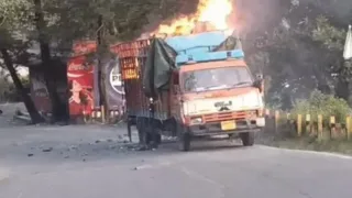 नैनीताल मार्ग पर पटाखों से भरे ट्रक में आग, मची अफरा-तफरी और जाम