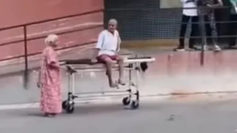 राजकोट सिविल अस्पताल में इंसानियत शर्मसार: बुजुर्ग महिला खींची पति का स्ट्रेचर