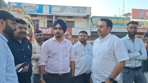 हल्द्वानी में फिर गरजा बुलडोजर: सड़क चौड़ीकरण के लिए हटे 30 अवैध निर्माण