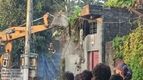 रामनगर के पुछड़ी में चला प्रशासन का बुलडोजर, 14 हेक्टेयर वन भूमि से हटे 86 अवैध मकान