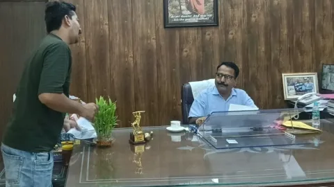हल्द्वानी में सड़कों के डामरीकरण में भ्रष्टाचार का आरोप, समाजसेवी विशाल वर्मा व अंजलि वर्मा ने डीएम को सौंपा ज्ञापन