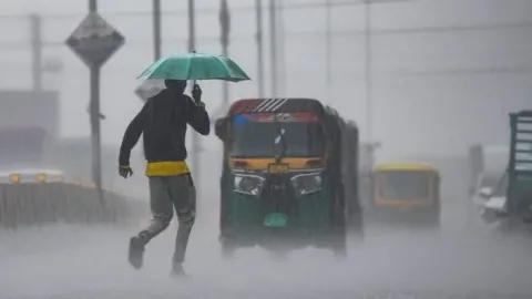 देश के कई राज्यों में भारी बारिश और आंधी-तूफान का अलर्ट, मौसम हुआ सुहाना