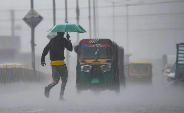 देश के कई राज्यों में भारी बारिश और आंधी-तूफान का अलर्ट, मौसम हुआ सुहाना